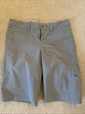 Women’s Grey Athleta hiking cargo performance shorts